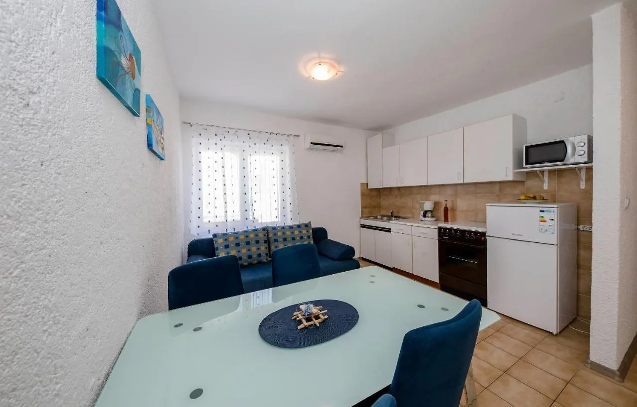 Apartments Korina 2866 0*, Kampor Croatia